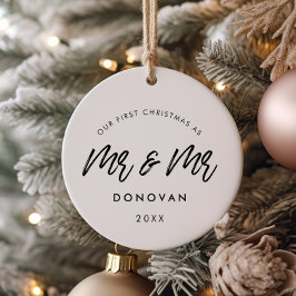 私たちモダンの初めてのクリスマスゲイカップルの写真 セラミックオーナメント