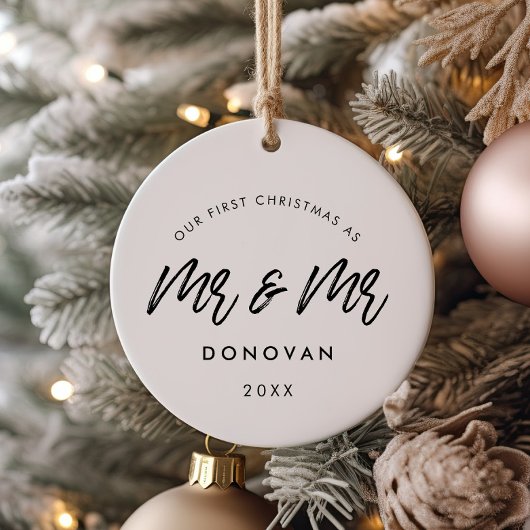 私たちモダンの初めてのクリスマスゲイカップルの写真 セラミックオーナメント