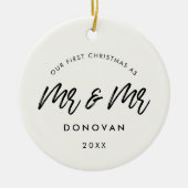 私たちモダンの初めてのクリスマスゲイカップルの写真 セラミックオーナメント (正面)