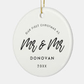 私たちモダンの初めてのクリスマスゲイカップルの写真 セラミックオーナメント (左)