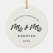 私たちモダンの初めてのクリスマスレズビアンカップルの写真 セラミックオーナメント (正面)