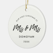 私たちモダンの初めてのクリスマスレズビアンカップルの写真 セラミックオーナメント (左)