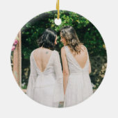 私たちモダンの初めてのクリスマスレズビアンカップルの写真 セラミックオーナメント (裏面)