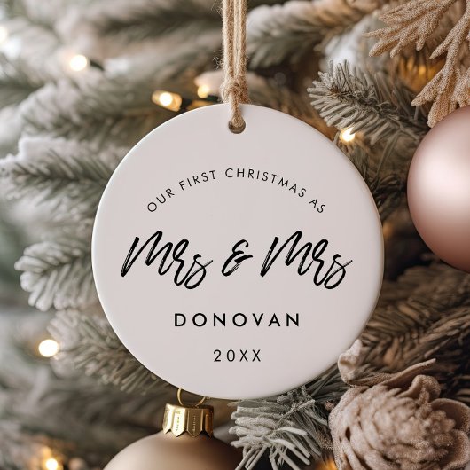 私たちモダンの初めてのクリスマスレズビアンカップルの写真 セラミックオーナメント