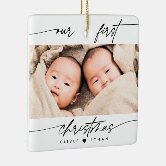 私たちモダンの初めてのクリスマス写真新しい親の双子 セラミックオーナメント (右)