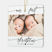 私たちモダンの初めてのクリスマス写真新しい親の双子 セラミックオーナメント (左)