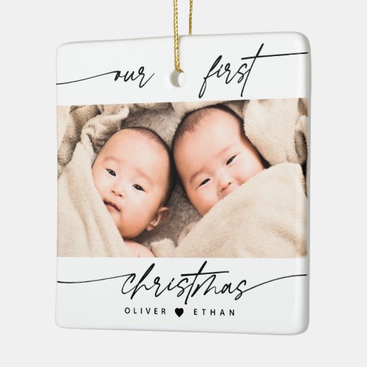 私たちモダンの初めてのクリスマス写真新しい親の双子 セラミックオーナメント (左)