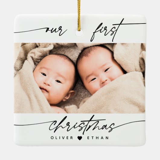 私たちモダンの初めてのクリスマス写真新しい親の双子 セラミックオーナメント (裏面)