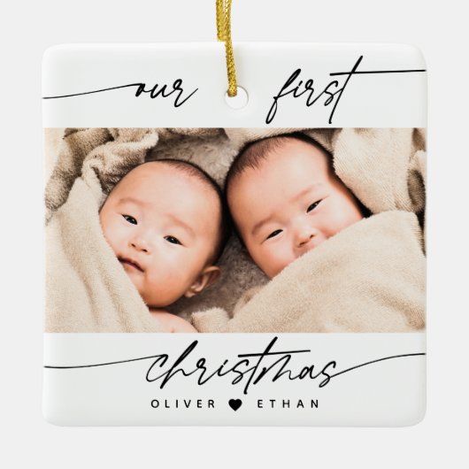 私たちモダンの初めてのクリスマス写真新しい親の双子 セラミックオーナメント (正面)