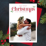 私たちモダンの初めてのクリスマス新着写真 シーズンカード<br><div class="desc">私たちモダンの初めてのクリスマスの新しいフォトホリデーカードエレガントは、タイポグラフィとデザインを組み合わせモダン、あなたの初めてのクリスマスを新婚として美しく見せお気に入りのるあなたの写真を祝表示する。フェスティバルの赤いアクセントで、このカードはあなたの新しい生活の喜びを共有するための完璧な方法であ結婚したる – あなたのスタイルに合わせて簡単にカスタマイズ可能で、私は助けが必要なこ救済ともしで！</div>
