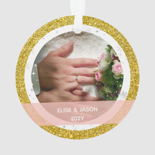 私たちモダンの初めてのクリスマスMr.とMrs.2の写真 オーナメント (裏面)