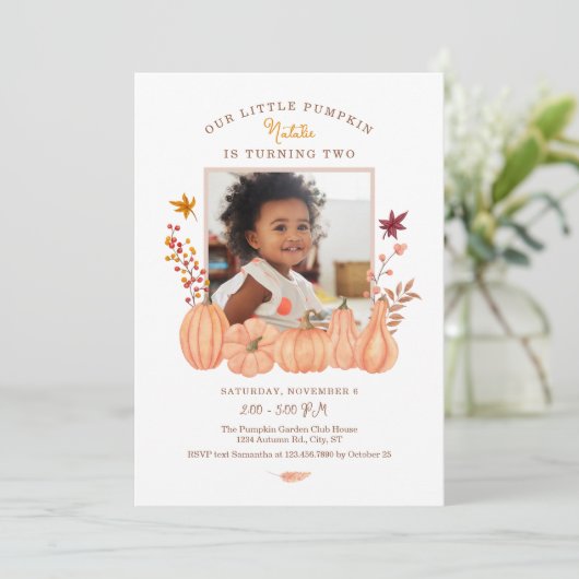 私たちモダンの小さなカボチャの写真誕生日 招待状 (スタンド正面)