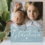 私たちモダンは祖母の写真を愛している フォトプラーク<br><div class="desc">家族パーソナライズされた写真、ほこりっぽい青いハートの大切デザインとことわざ「私たちモダンは、おばあちゃんを愛している」と子供の名前を備えた祖母の写真のプラック。</div>