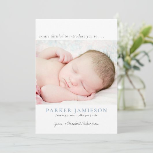 私たちモダンは興奮している男の赤ちゃんフォトブルー誕生 案内状 (スタンド正面)