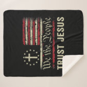 私たち人々はイエスを信頼 – アメリカ国旗クリスチャンのパット シェルパブランケット (正面(横))