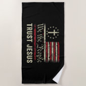 私たち人々はイエスを信頼 – アメリカ国旗クリスチャンのパット ビーチタオル (正面)