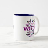 「私たち全員に小さな魔女がいる」引用文 ツートーンマグカップ (正面右)