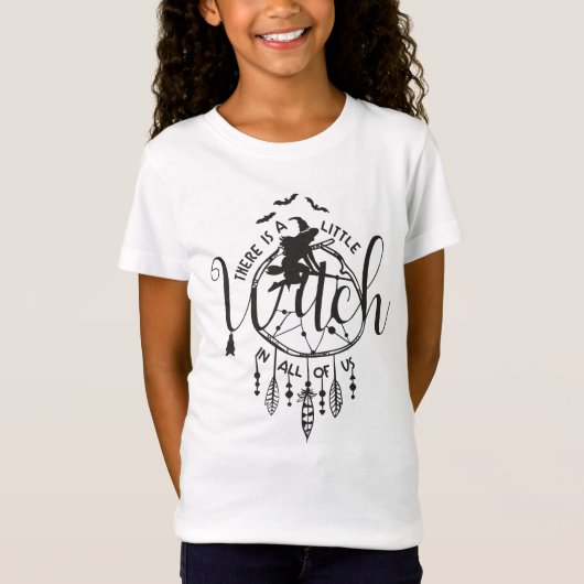 私たち全員の小さな魔女 – Cute Girl's Witchy Tシャツ (正面)