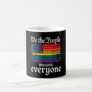 私たち国民はみんなを意味する USA フラッグ LGBTQ コーヒーマグカップ