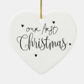 私たち婚約したの初めてのクリスマスレッドベリークリスマス セラミックオーナメント (裏面)