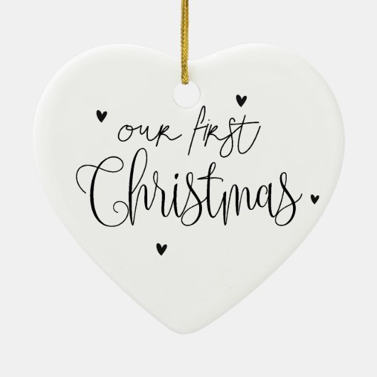 私たち婚約したの初めてのクリスマスレッドベリークリスマス セラミックオーナメント (裏面)