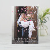 私たち得の結婚したトレンディーモダンスクリプトフォトカード サンキューカード (スタンド正面)