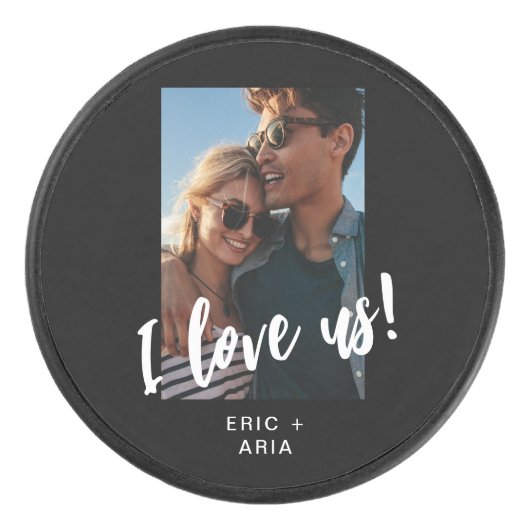 私たち愛してる スクリプト ネームズ アンド フォト ブラック アイスホッケーパック (正面)