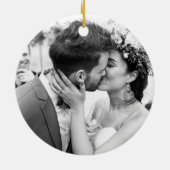 私たち素朴の初めてのクリスマスミセス・フォト セラミックオーナメント (裏面)