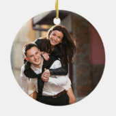 私たち素朴の初めてのクリスマスレッドトラック名の写真 セラミックオーナメント (裏面)