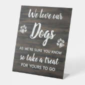 私たち素朴は私たちのドッグズビスケットバー結婚式の引き出物 台座サイン (正面)