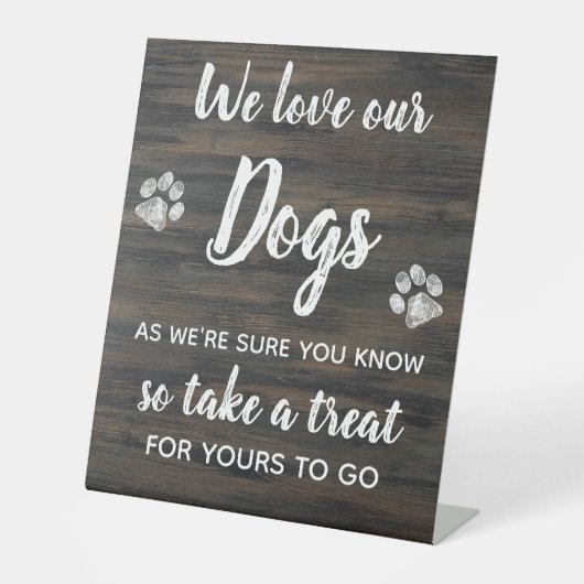 私たち素朴は私たちのドッグズビスケットバー結婚式の引き出物 台座サイン (正面)