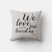 私たち結婚が大好きなのは、彼が私たちを最初に愛してくれたからだと クッション (正面)