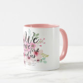 私たち結婚が大好きなのは、彼が私たちを最初に愛してくれたからだと マグカップ (正面右)