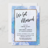 私たち結婚しました ゴールドの枠線が入った抽象的な青のスプラッシュ 招待状 (正面)