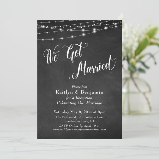 「私たち結婚しました」タイポグラフィチョークボードストリングライト 招待状 (スタンド正面)