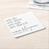 私たち結婚する！飲む！食べる！踊る！ - 現代のウェディング スクエアペーパーコースター (アングル)