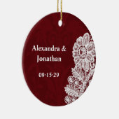 私たち結婚のブルゴーニュ・レッド・レース・ダマスクの写真 セラミックオーナメント (右)