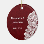 私たち結婚のブルゴーニュ・レッド・レース・ダマスクの写真 セラミックオーナメント (左)