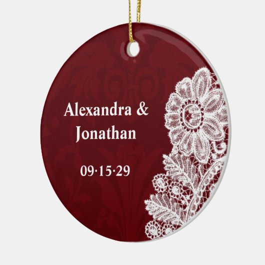 私たち結婚のブルゴーニュ・レッド・レース・ダマスクの写真 セラミックオーナメント (左)