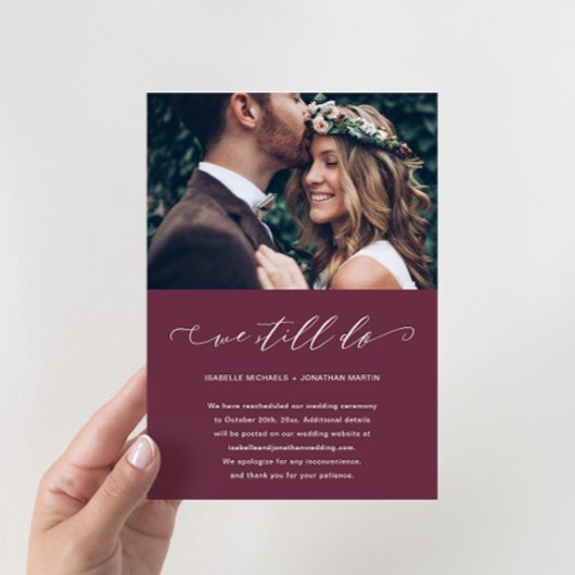 私たち結婚はまだBurgundy写真を行っている 案内状