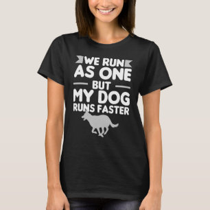 私たち走は一つとして、私の犬は速い犬の訓練を行った Tシャツ