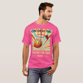 私たち2人の遊1人は君よりも優れている Tシャツ (正面フル)