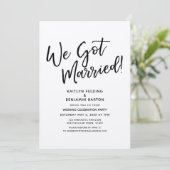 「私たち、結婚しました！」カジュアルなスクリプトの結婚式招待状（クラフト紙） 招待状 (スタンド正面)