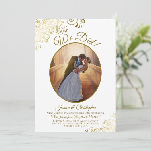 私たち、結婚しました！ ゴールドとホワイトのウェディングパーティー 招待状 (スタンド正面)