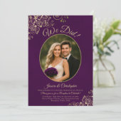 私たち、結婚しました！ゴールドカール プラムパープル ウェディングパーティ 招待状 (スタンド正面)