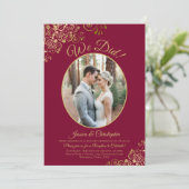 私たち、結婚しました！ バーガンディーのウェディングパーティーにゴールドのレース 招待状 (スタンド正面)