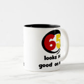 私でよい65の一見そうTシャツおよびギフト ツートーンマグカップ (正面右)