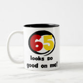 私でよい65の一見そうTシャツおよびギフト ツートーンマグカップ (左)