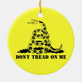 私でガズデンの旗のヘビの記号を踏まないで下さい セラミックオーナメント (裏面)