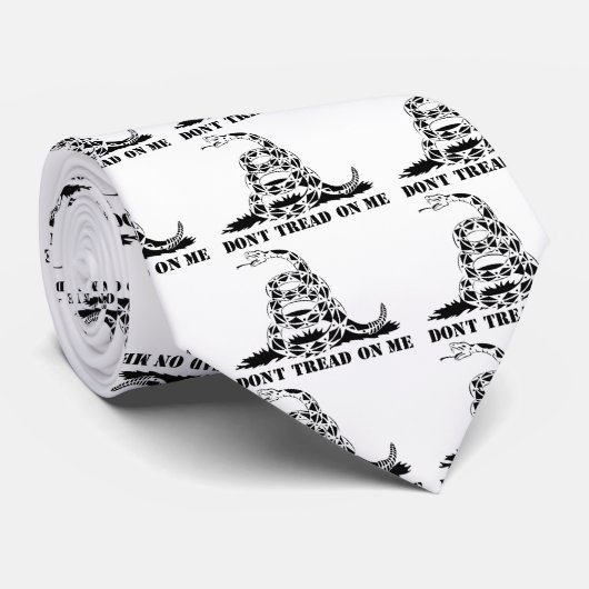 私でガズデンの旗のヘビの記号を踏まないで下さい ネクタイ (ロール)